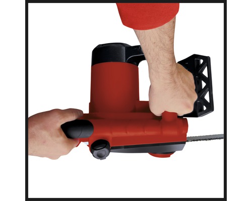 Operátor drží červenú prerezávaciu pílu