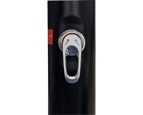 Detail vonkajšej sprchy s kovovou armatúrou