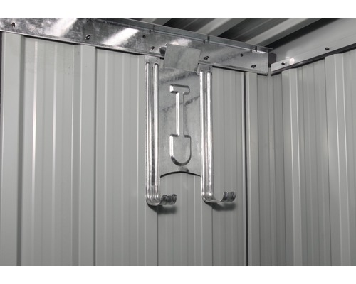 Kovová záhradná chatka, pohľad do interiéru s držiakom náradia