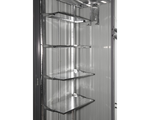 Police a háčiky na uskladnenie v záhradnom domčeku.