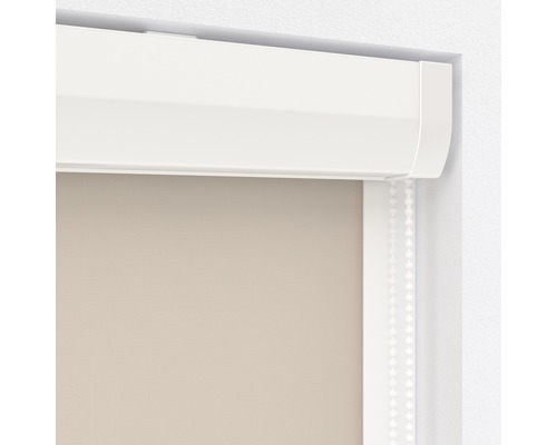 Detailný pohľad na roletu v okne