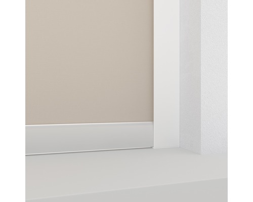 Podlahová lišta na stene a ráme dverí