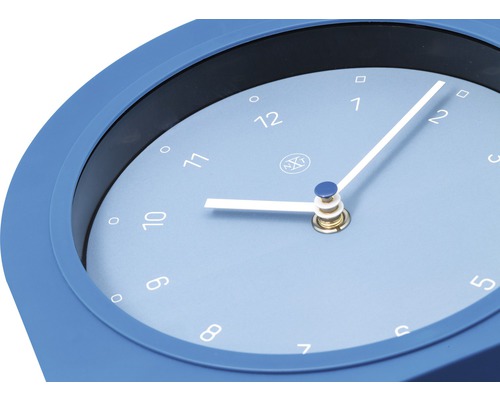 Modré nástenné hodiny s okrúhlymi značkami namiesto číslic