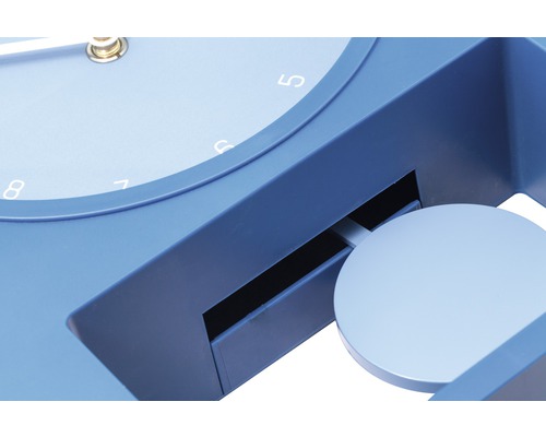 Detailný pohľad na kyvadlové hodiny s ciferníkom