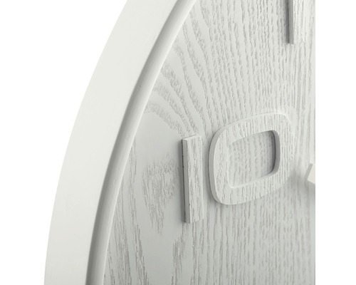 Detailný pohľad na drevené nástenné hodiny