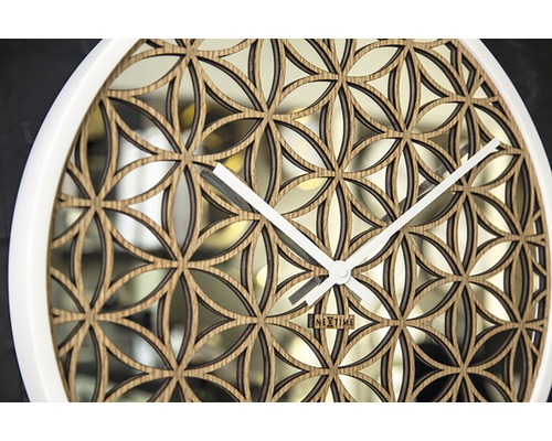 Nástenné hodiny Nextime s dreveným dizajnom a bielym rámom