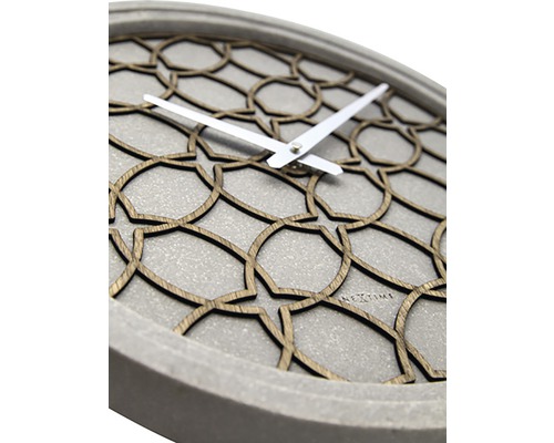 Dekoratívne nástenné hodiny s geometrickým vzorom a ukazovateľom času