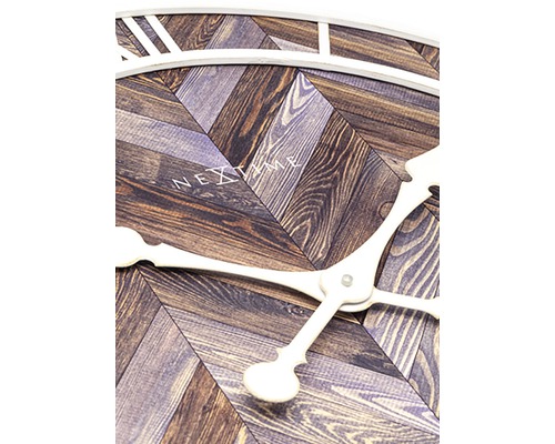 Detailný pohľad na hodiny Nextime s dreveným vzorom a ručičkami