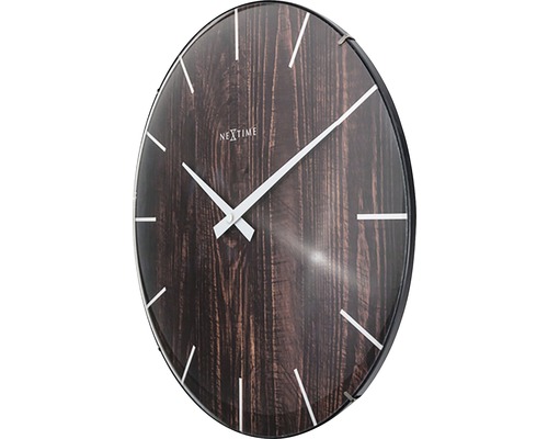 Nástenné hodiny s dizajnom dreva a bielymi ručičkami