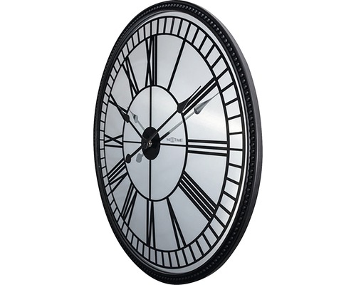 Okrúhle nástenné hodiny s rímskymi číslicami a ciferníkom