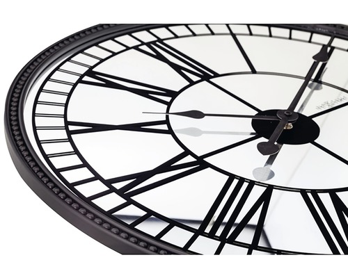 Nástenné hodiny s rímskymi číslicami a filigránovými ručičkami