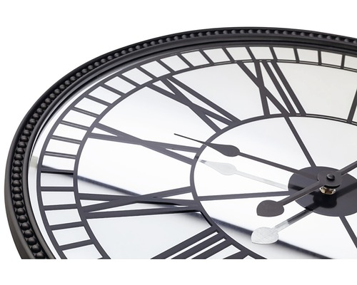 Nástenné hodiny s rímskymi číslicami