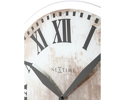 Detail nástenných hodín s rímskymi číslicami a logom Nextime