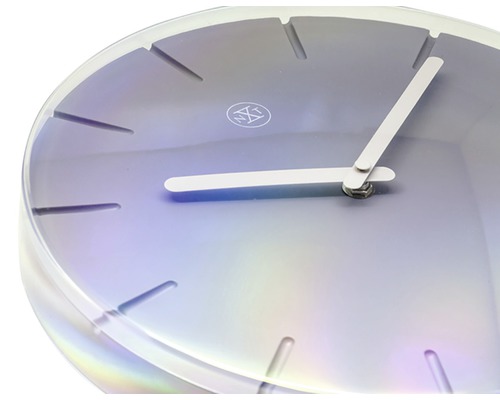 Nástenné hodiny s hodinovou a minútovou ručičkou