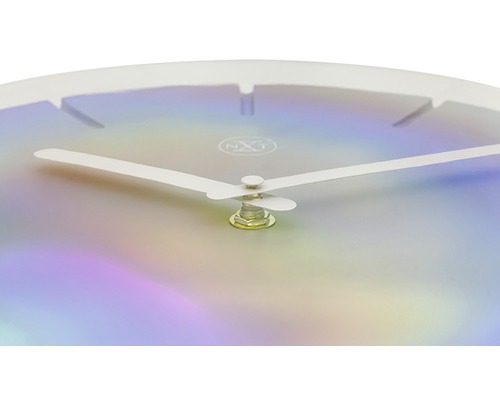 Detailný pohľad na nástenné hodiny s hodinovou, minútovou a sekundovou ručičkou