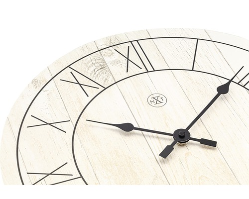 Detail hodín s rímskymi číslicami a ručičkami