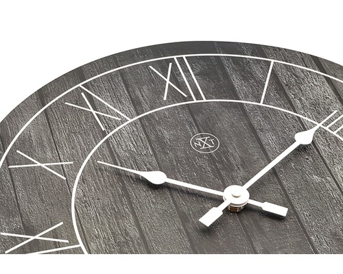 Detailný pohľad na nástenné hodiny s rímskymi číslicami a drevenou štruktúrou