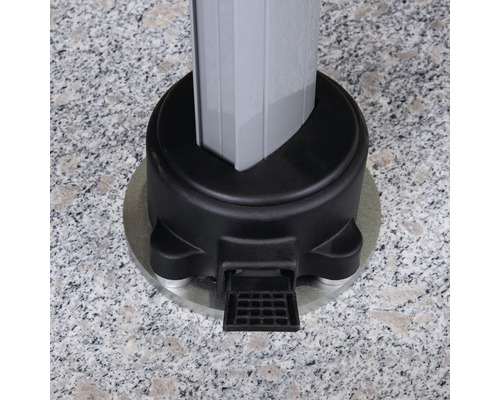 Detailný pohľad na stojan slnečníka s otváracím mechanizmom.