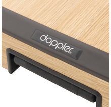 Detailný pohľad na drevenú dosku s logom Doppler a rukoväťou