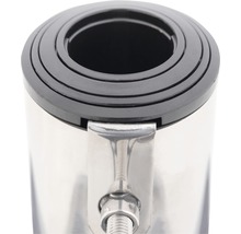 Detailný záber puzdra nerezovej vodovodnej batérie s čiernym plastovým nadstavcom