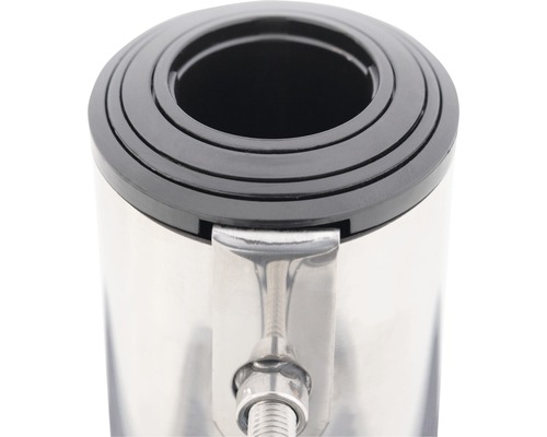 Detailný záber puzdra nerezovej vodovodnej batérie s čiernym plastovým nadstavcom