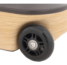 Detailný pohľad na autíčko s drevenou karosériou a čiernym kolieskom