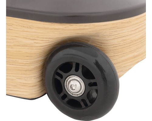 Detailný pohľad na autíčko s drevenou karosériou a čiernym kolieskom