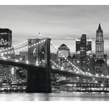 Čiernobiela fotografia Brooklynského mosta a panorámy New Yorku