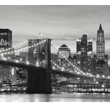 Čiernobiela fotografia Brooklynskeho mosta a panorámy New Yorku.