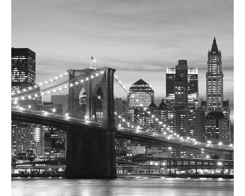 Čiernobiela fotografia Brooklynskeho mosta a panorámy New Yorku.