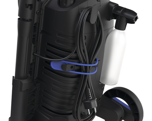 Zadný pohľad na tlakovú umývačku s napájacím káblom a čistiacou fľašou