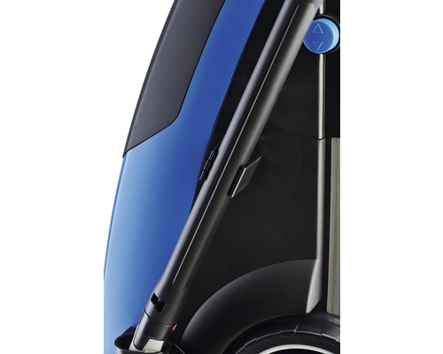 Detailný pohľad na modrý a čierny kryt zametacieho stroja s rukoväťou