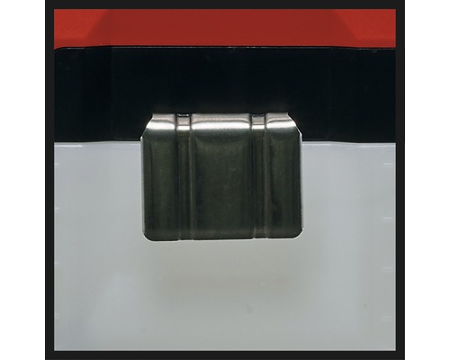 Detailný pohľad na kovový zámok na skrinke na náradie