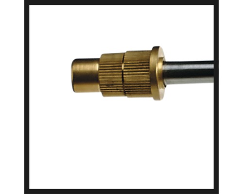 Detailný pohľad na mosadzné hmoždinkové puzdro so závitom