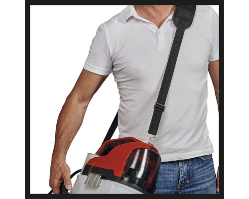 Muž s chrbtovým postrekovačom s popruhom