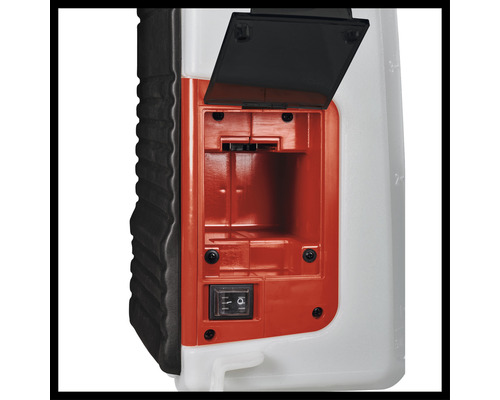 Detail akumulátorového tlakového postrekovača s otvoreným priestorom pre batériu a spínačom