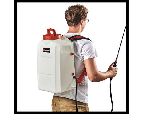Muž s chrbtovým postrekovačom na záhradné práce. Logo Einhell.