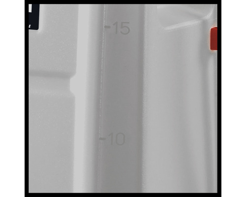 Detailný pohľad na biely ukazovateľ hladiny kvapaliny so stupnicou.