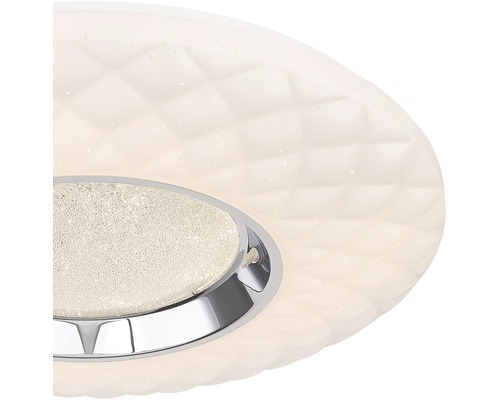 Detail stropného svietidla s kosoštvorcovým vzorom a chrómovaným krúžkom