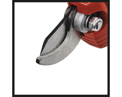 Detailný záber čepele záhradníckych nožníc.