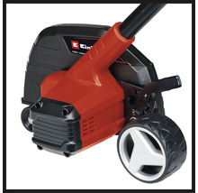 Detailný pohľad na prevzdušňovač trávnika s kolesami