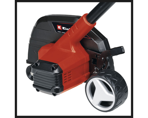 Detailný pohľad na prevzdušňovač trávnika s kolesami