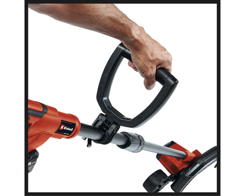 Detailný záber vyžínača trávy s rukou na rukoväti