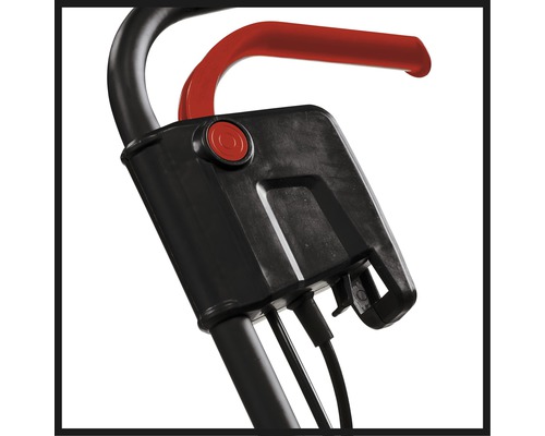 Detailný záber kosačky na trávu s ovládacími prvkami na rukoväti