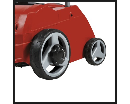 Detailný pohľad na prevzdušňovač trávnika s kolieskami a nastavením hĺbky