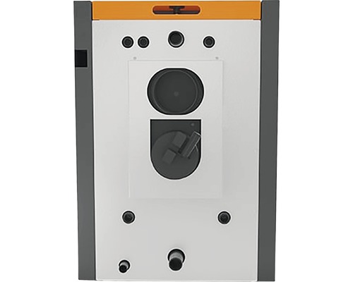 Detailný pohľad na vykurovací kotol s prípojkami a ovládacími prvkami