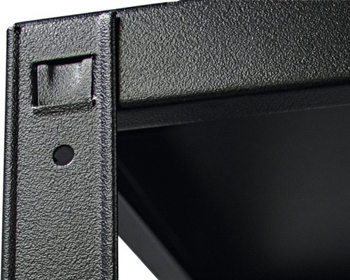 Detail kovového regálu s policou