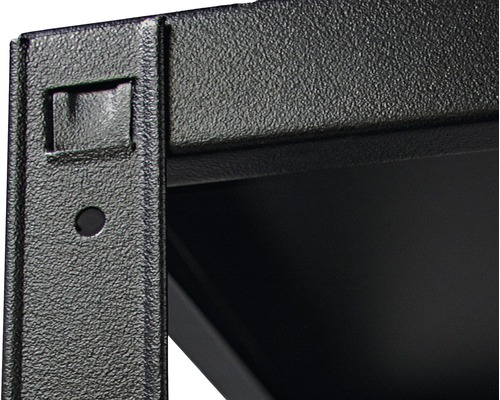 Detailný pohľad na kovový regál s dierovaným vzorom