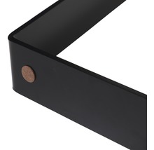 Detailný pohľad na čiernu nástennú policu s plsteným klzákom