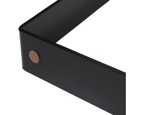 Detailný pohľad na čiernu nástennú policu s plsteným klzákom